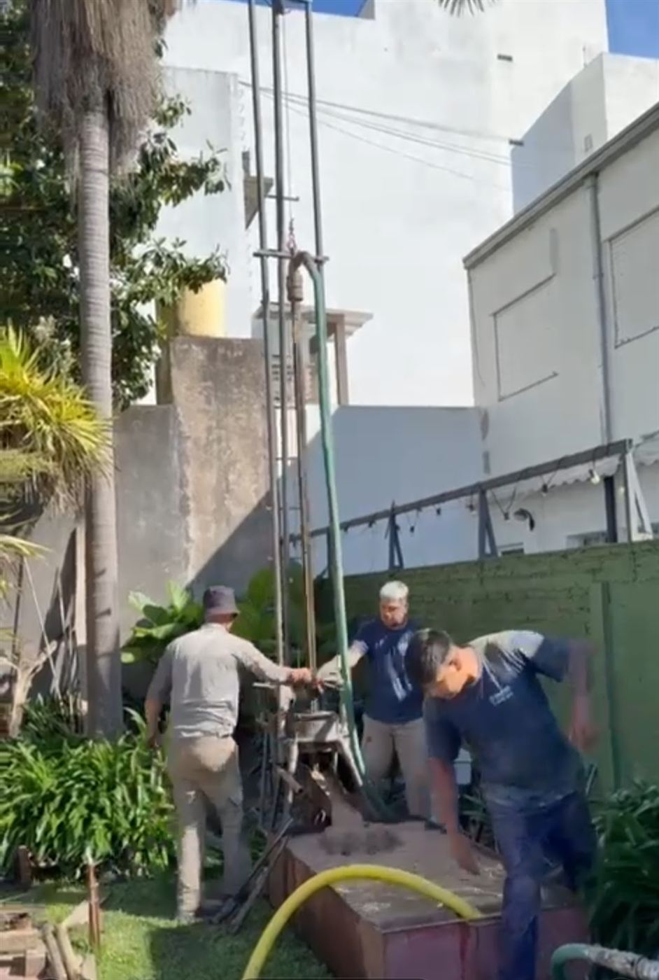 Perforación de un pozo de agua en el jardín de una casa